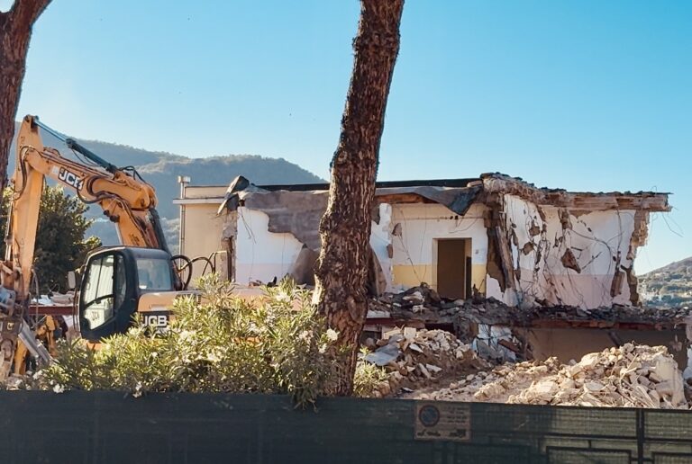 Ischia, il Montemurri in macerie: tra ricordi e rinascita, la voce di Corrado Visone commuove l’isola