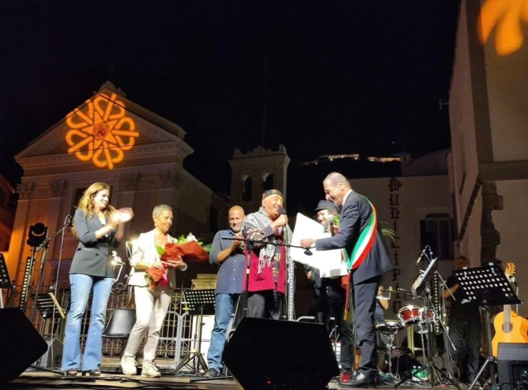 Lacco Ameno celebra l’incanto: Peppe Barra e Vinicio Capossela cittadini onorari tra sirene e poesia