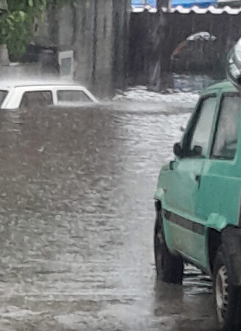 Ischia sotto assedio: nubifragio devasta l’isola, strade come fiumi e paura tra i residenti. Evacuato il Marconi e aule del Buchner