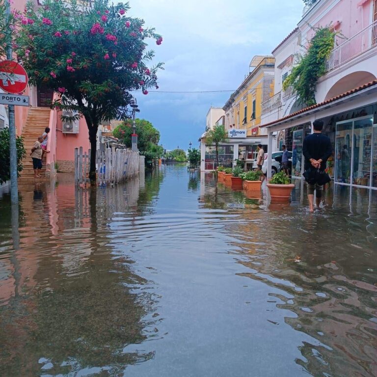 Ischia, Piazza Croce sommersa: il cuore dell’isola affoga sotto il nubifragio