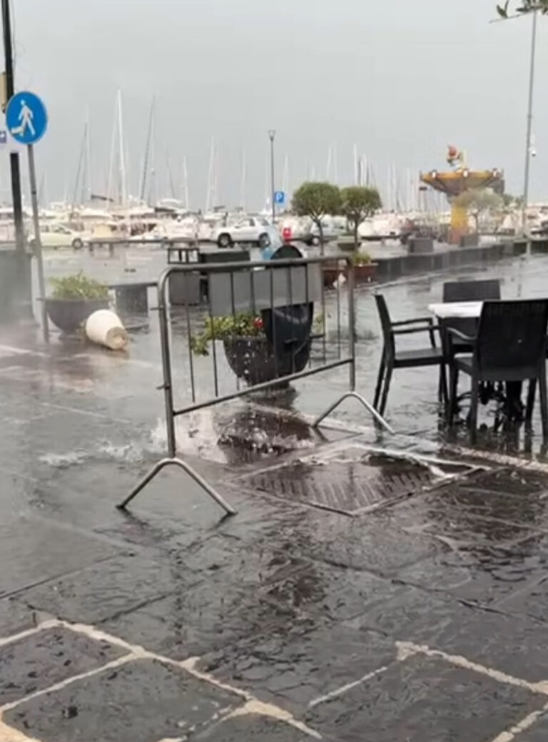 Procida, Ambrosino dopo il nubifragio: “Serve una nuova rete fognaria per proteggere l’isola”