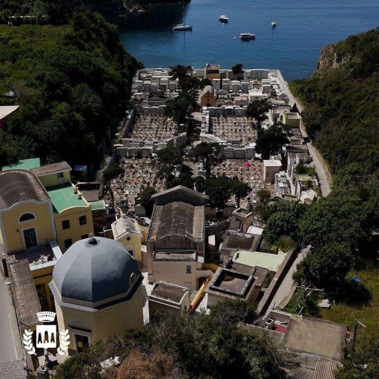 Procida approva il nuovo Piano Regolatore Cimiteriale: dignità, memoria e pianificazione