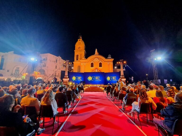 Procida Film Festival 2025: gran finale tra cinema, musica e memoria in Piazza Marina Grande