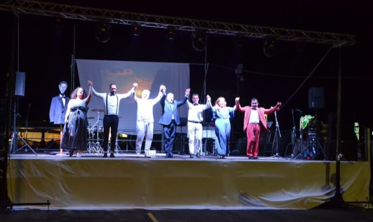 “Pentagramma Carosone” incanta il Piazzale delle Alghe: applausi e bis per l’omaggio musicale a Renato Carosone