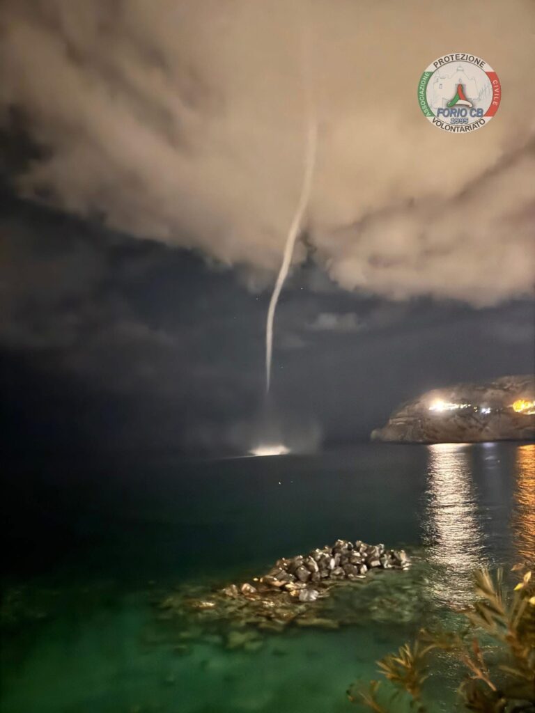 Un ospite inatteso nella notte di San Michele: la tromba marina incanta Sant’Angelo