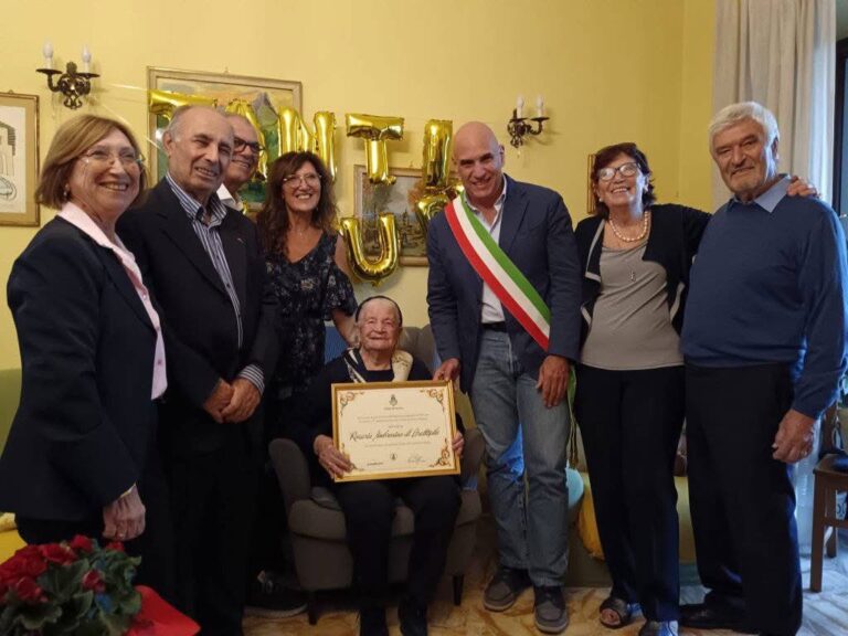 Ischia festeggia i 100 anni della signora Rosaria Ambrosino: un secolo di vita, amore e saggezza