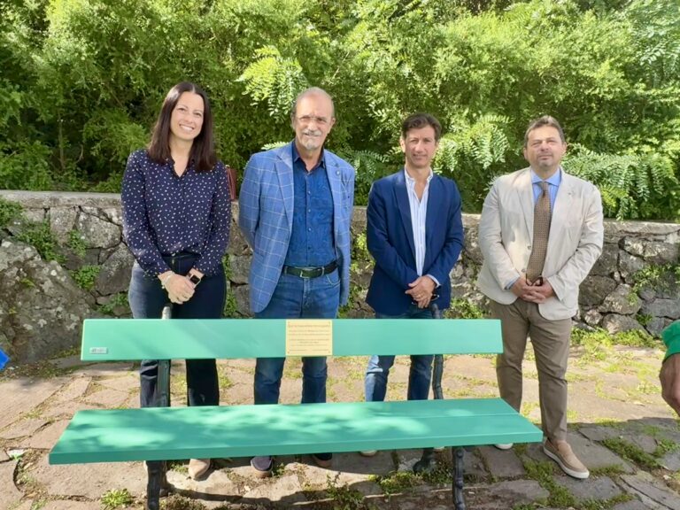 Inaugurata a Barano la panchina della salute mentale: un invito a fermarsi e riflettere