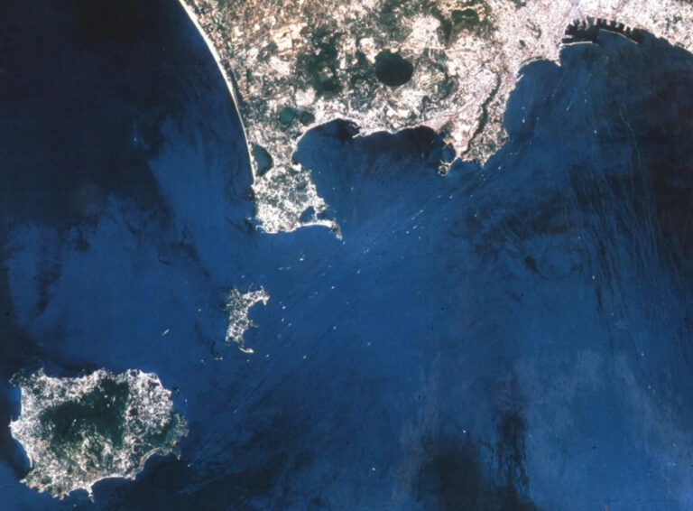 Campi Flegrei, sciame sismico in corso: il sindaco attiva il monitoraggio con Protezione Civile