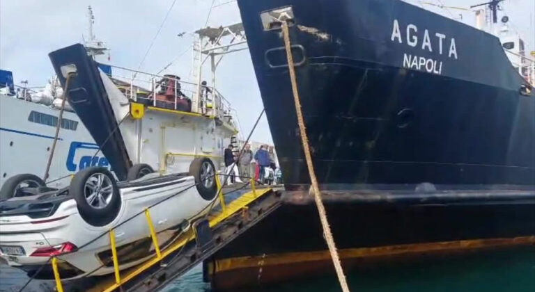 Procida, auto si ribalta al porto: Borrelli accusa le “carrette del mare”
