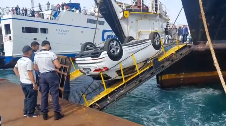 Momenti di paura al porto di Procida: veicolo si ribalta durante lo sbarco
