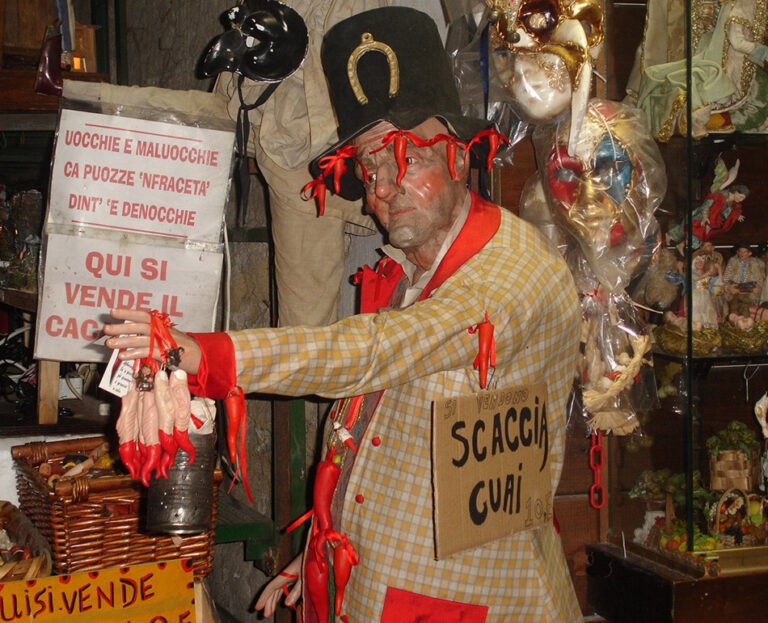 Campania regina della superstizione: boom di veggenti e ricerche sul malocchio