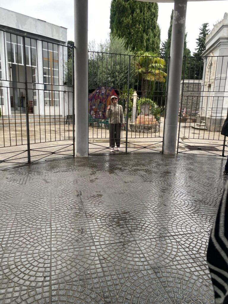 Chiusa nel cimitero di Barano: “Mi sono attardata a salutare i miei cari”. E sui social scatta l’ironia