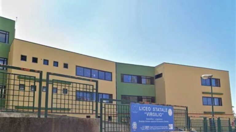 Pozzuoli, vandalismo al Liceo Virgilio, scuola chiusa per disegno osceno: rimosso