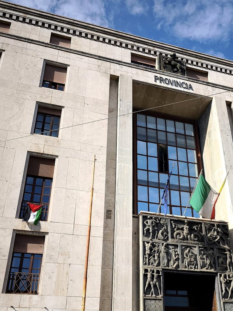 Città Metropolitana di Napoli, esposta la bandiera della Palestina sulla facciata della sede istituzionale 