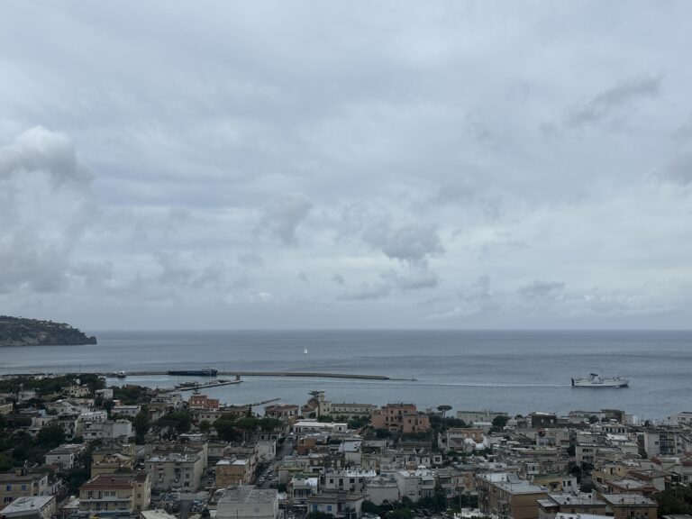 Maltempo in Campania: mare agitato e molti aliscafi sospesi per le isole di Ischia e Procida 