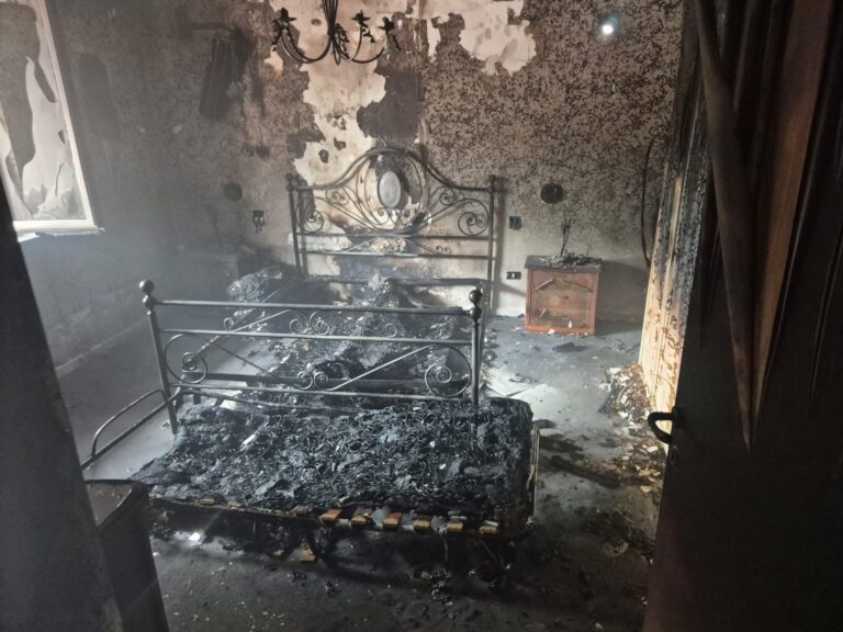 Procida, casa in fiamme per un cortocircuito: decisivo l’intervento della Protezione Civile