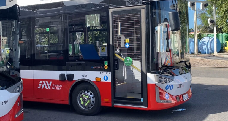 Ischia accelera sulla mobilità sostenibile: inaugurati con De Luca i nuovi bus elettrici
