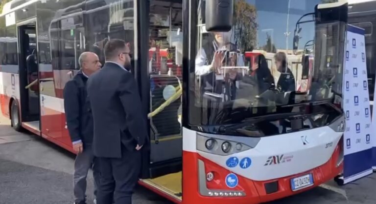 Ischia Accoglie i nuovi autobus elettrici: “Un segnale forte di attenzione all’ambiente e all’nnovazione”
