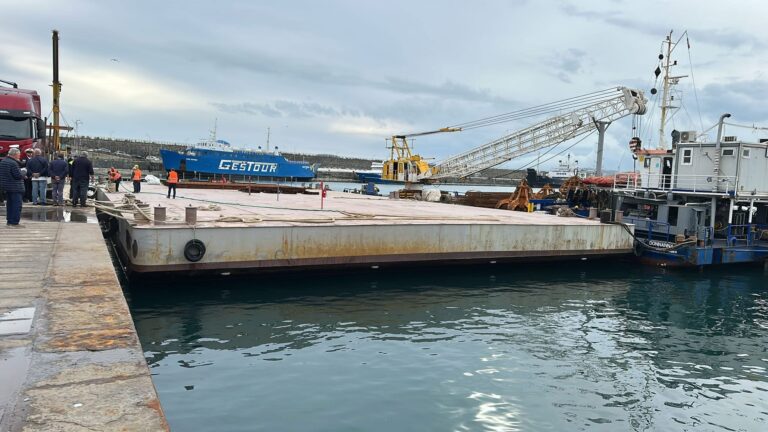 Pozzuoli, ecco il pontone galleggiante: ripristinati gli ormeggi per le isole