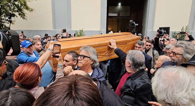 NAPOLI SALUTA JAMES SENESE, I COLLEGHI IN CORO: “ERA UN GENIO, ORA SIAMO TUTTI PIU’ POVERI”