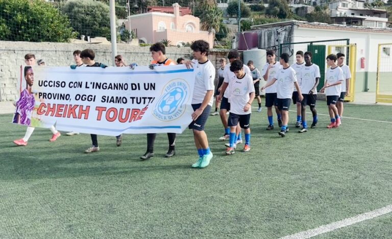UCCISO CON L’INGANNO DI UN PROVINO, I RAGAZZI DEL “FORIO UNITED” RICORDANO IL GIOVANE CHEIKH TOURÉ