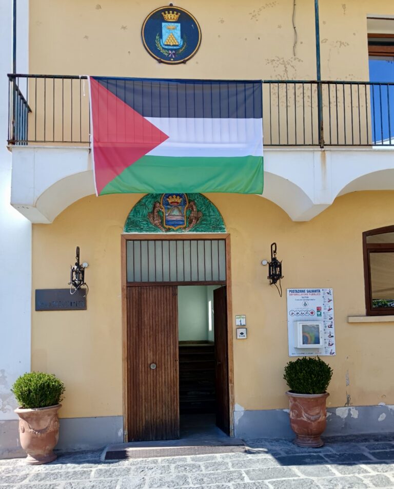 Ischia, il Municipio espone la bandiera della Palestina: un gesto di solidarietà e impegno civile