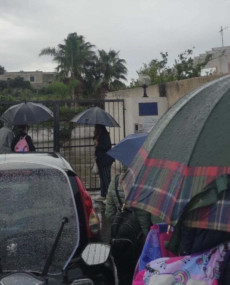 Forio, bambini sotto la pioggia per mezz’ora: genitori denunciano disservizi al plesso di Baiola