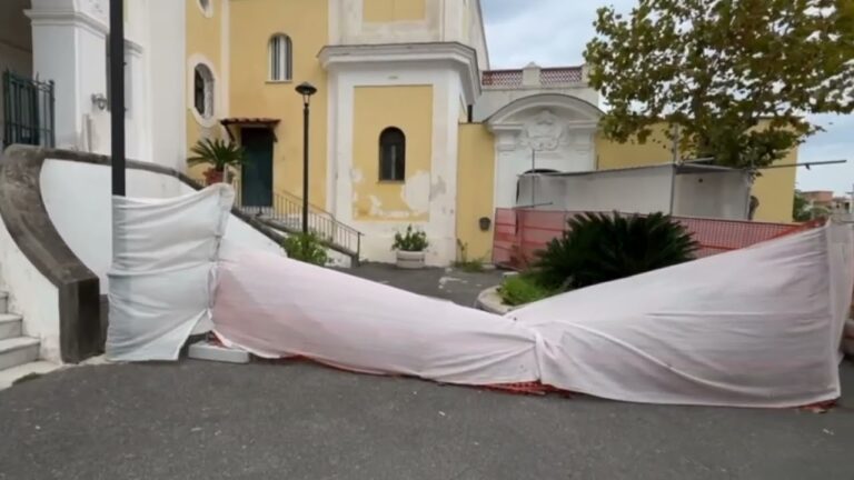 ISCHIA, IL CAMPANILE DI S. ANTONIO A RISCHIO CROLLO. SCATTA L’URGENZA