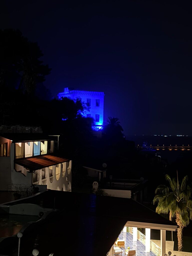 Ischia: La Torre Guevara si illumina di blu per i diritti dell’infanzia