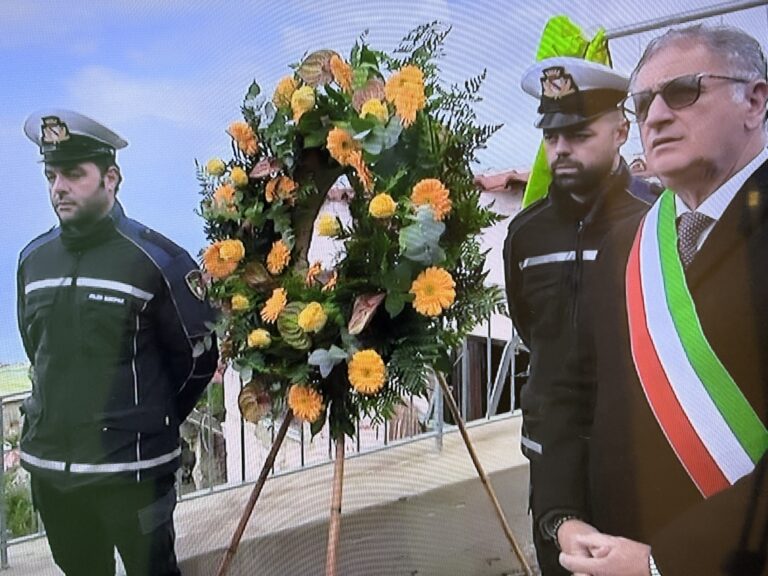 Casamicciola, omaggio alle vittime della frana: deposta una corona in loro memoria