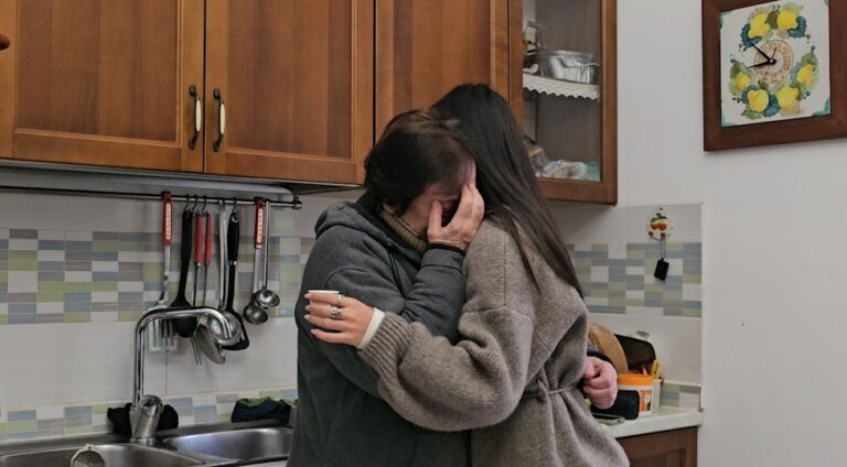 ABBATTIMENTI, NONNA ERSILIA IN LACRIME: “MIO MARITO COLPITO DA INFARTO, SE VENGONO LE RUSPE MORIAMO” 