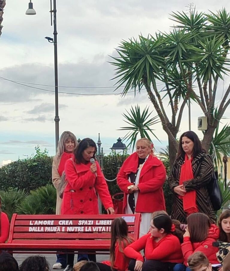 Casamicciola: inaugurata la panchina rossa nella nuova piazza Marina