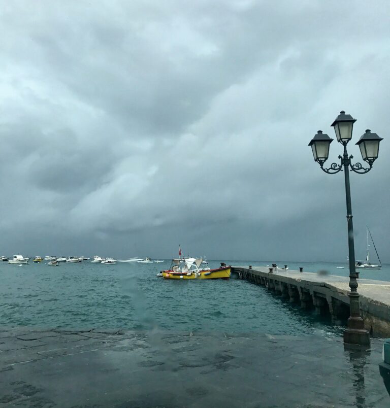 Allerta meteo arancione in Campania: aliscafi fermi, traghetti a singhiozzo per Ischia e Procida
