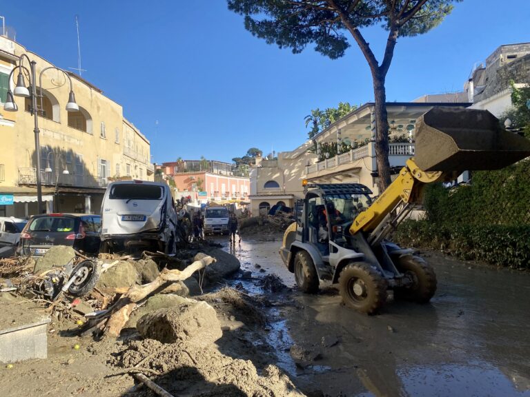 Ischia, altri 11 decreti per sostenere le imprese colpite dall’alluvione: superati 1,9 milioni di euro