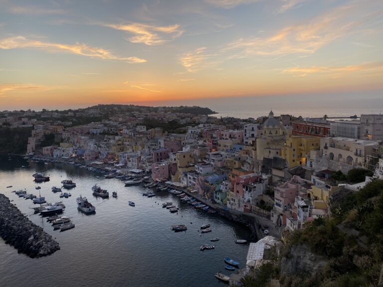 Procida: Corricella tra mare grosso e cantieri, il racconto dei lavori
