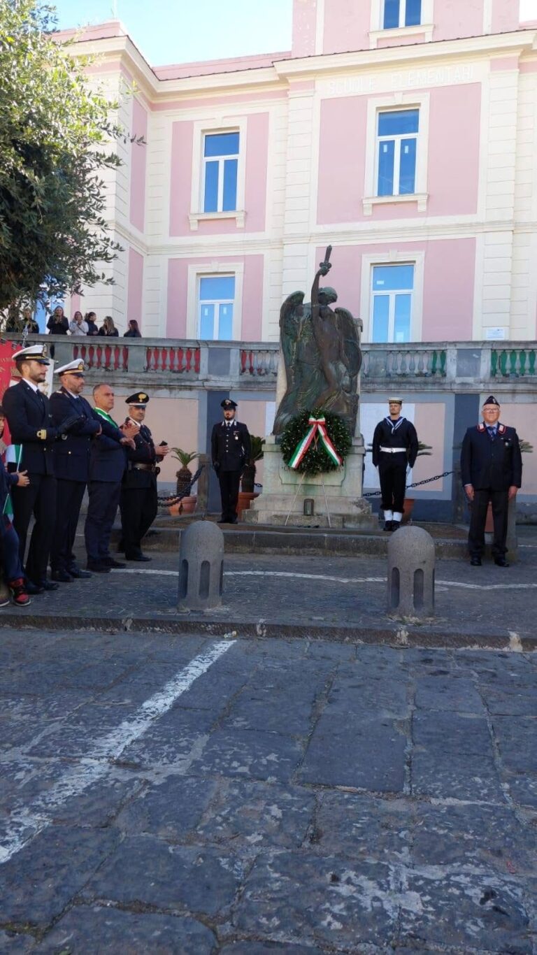 Procida celebra la Giornata delle Forze Armate: memoria e gratitudine davanti al Monumento dei Caduti