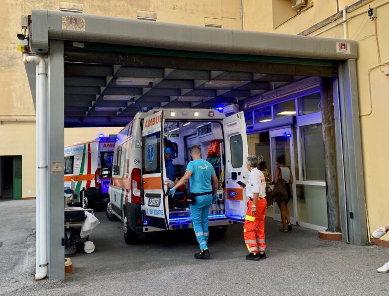 Si schianta con l’auto contro un albero al Fango, ferito il conducente
