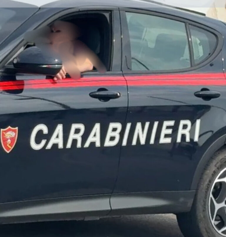 Compra cocaina e trova i carabinieri fuori casa: arrestato il pusher a Ischia