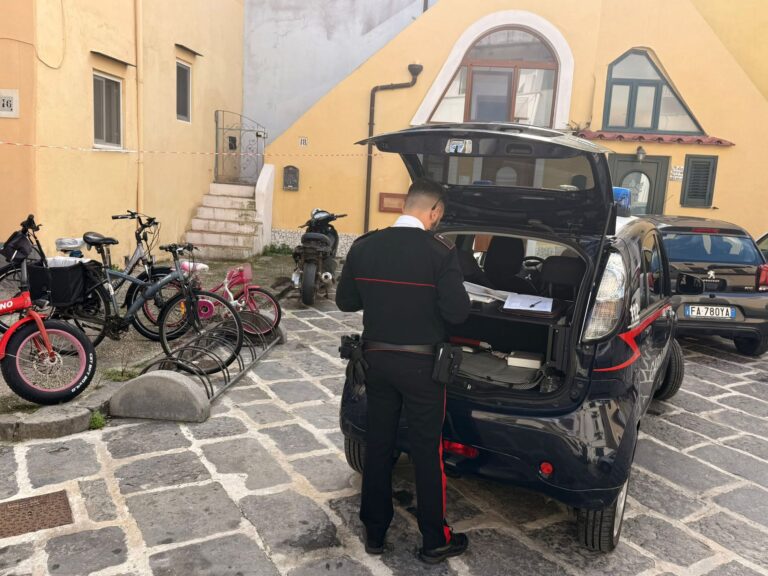 Procida: iniziata l’operazione dei Carabinieri per la bonifica dei veicoli abbandonati