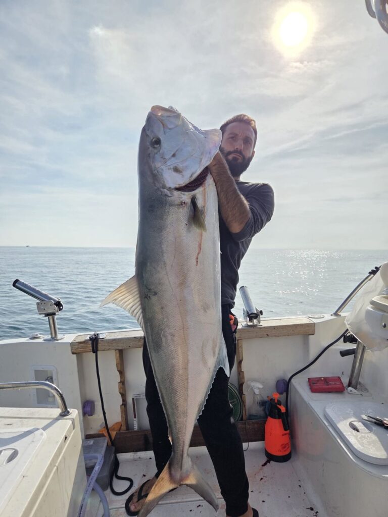 Cetara, pescata una ricciola da record: 45 chili di potenza marina. Il sindaco: “Segnale di rinascita del nostro mare”