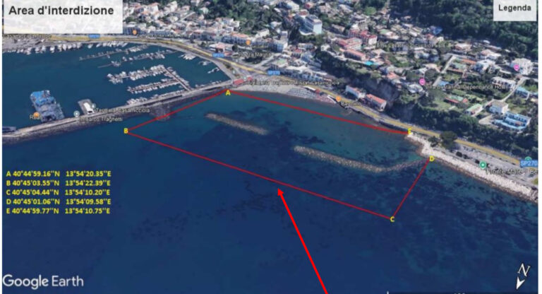 Casamicciola: lavori di rifioritura delle scogliere, scatta l’interdizione allo specchio acqueo davanti la spiaggia di Suor Angela