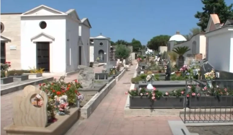Ischia, al via la selezione per i lavori al cimitero: 156 nuovi loculi e manutenzioni straordinarie
