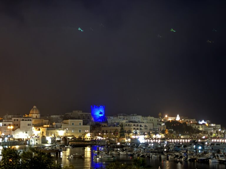 Il Torrione di Forio si illumina di blu per i diritti dell’infanzia