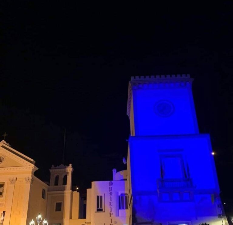 Lacco Ameno si tinge di blu: la Torre Municipale illuminata per i diritti dell’infanzia