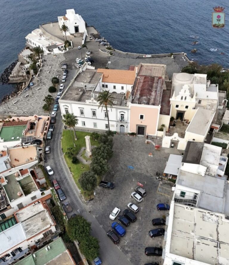 Forio, parte la gara per il Municipio: De Girolamo, Regine e Castagna in commissione