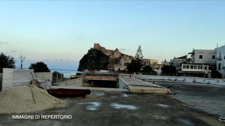 PORTO DI POZZUOLI: INSTALLATO IL PONTONE CAMPANIA PER ATTRACCHI SICURI