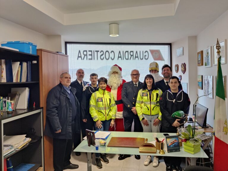 UNSI – Babbo Natale e San Nicola in visita alle scuole di Forio: quattro giorni di sorrisi, caramelle e solidarietà