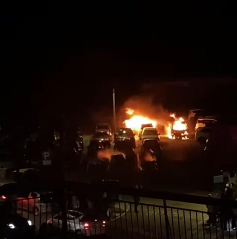Paura a Forio: auto in fiamme ai Marinai d’Italia, Vigili del Fuoco in azione