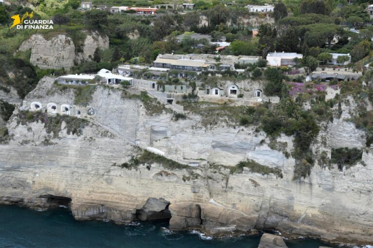 Ischia, maxi sequestro a Succhivo: sigilli a struttura turistica su area vincolata per reati ambientali e paesaggistici