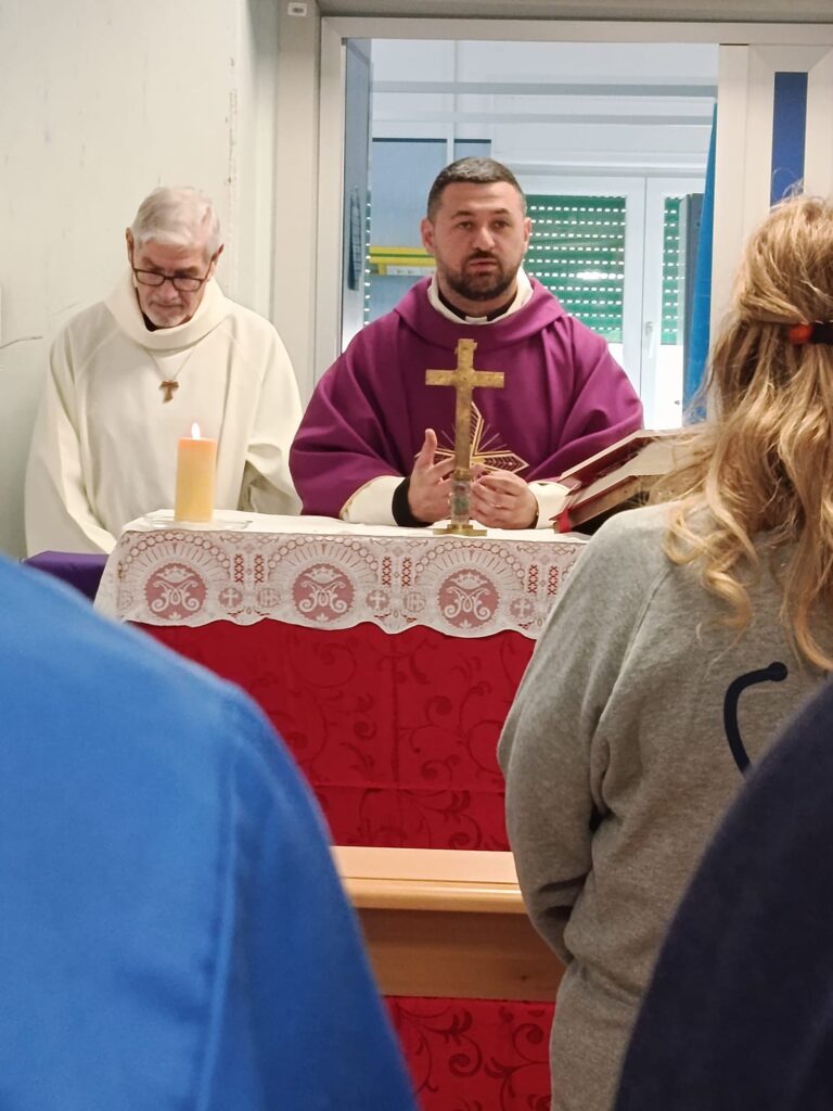 Ischia, Natale al Rizzoli: celebrata la Santa Messa nel reparto di Medicina Generale